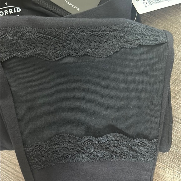 Torrid Black Leggings Ankle Length Lace Knee Size 1 - Picture 3 of 4